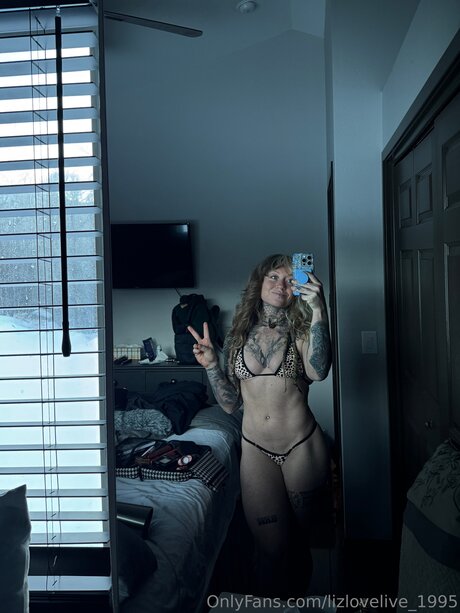 Lizlovelive 1995 hd pornstar img