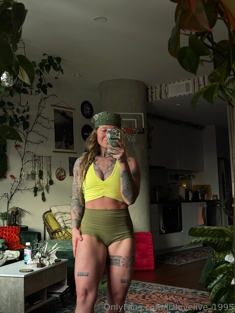 Lizlovelive 1995 best pornstar img