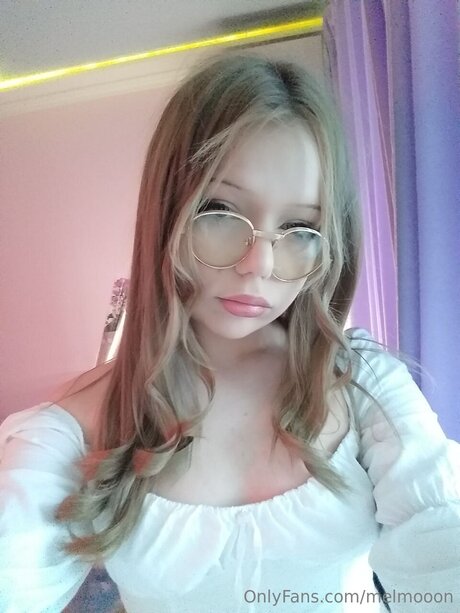 Melmooon model sexy photos