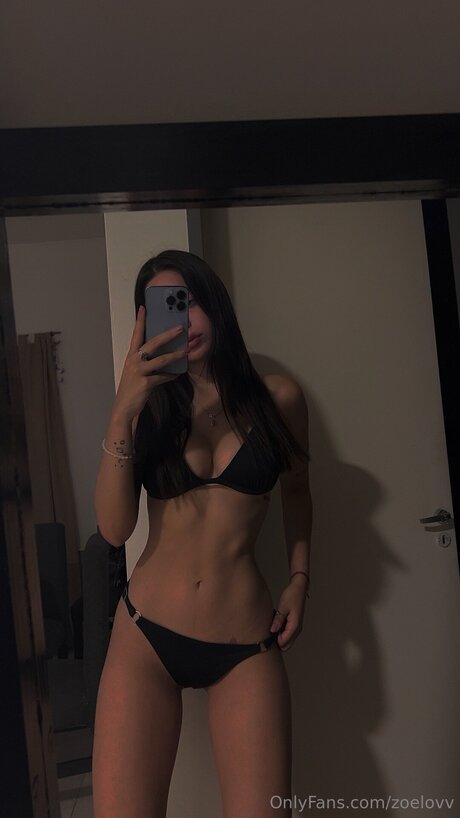 Zoelovv free model pic