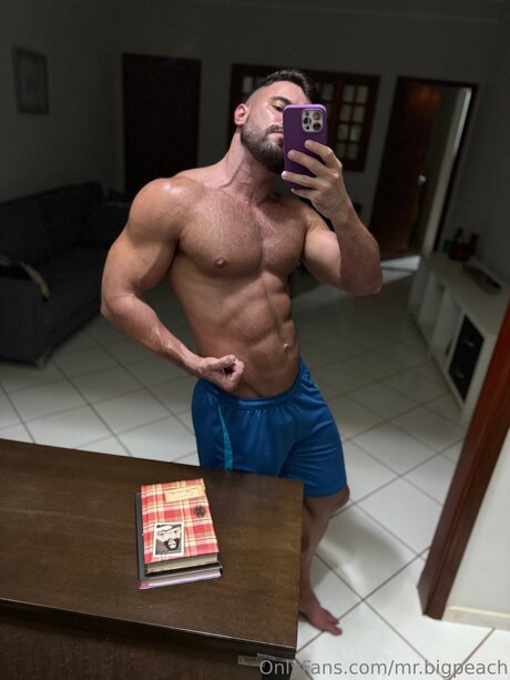 Mr Bigpeach model adult photos