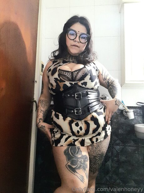 Valenhoneyy art actress pictures