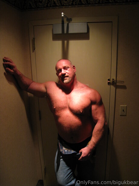 Bigukbear hot pornstar pic