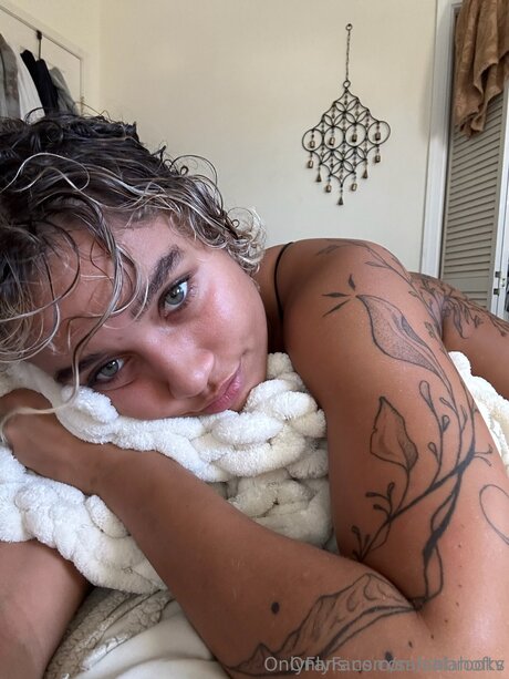 Salahoftv model exclusive image