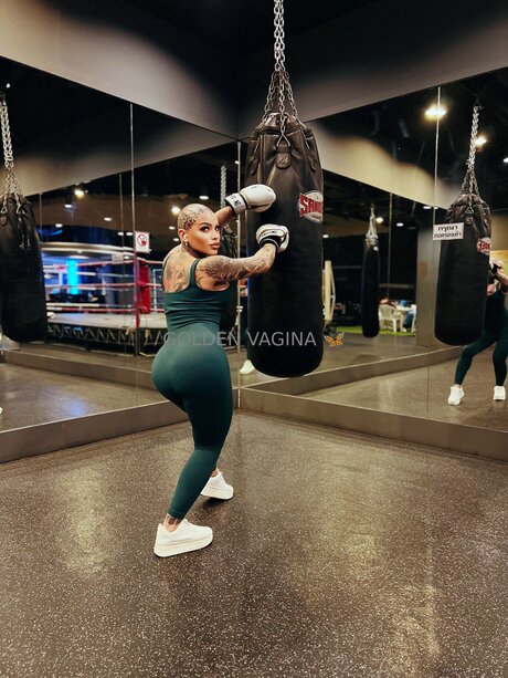 Goldenvagina model exclusive image