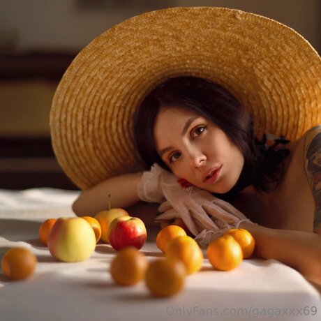 Cherrygaga nude model photo