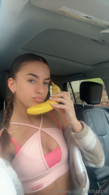 Lily Mirabella pretty model img