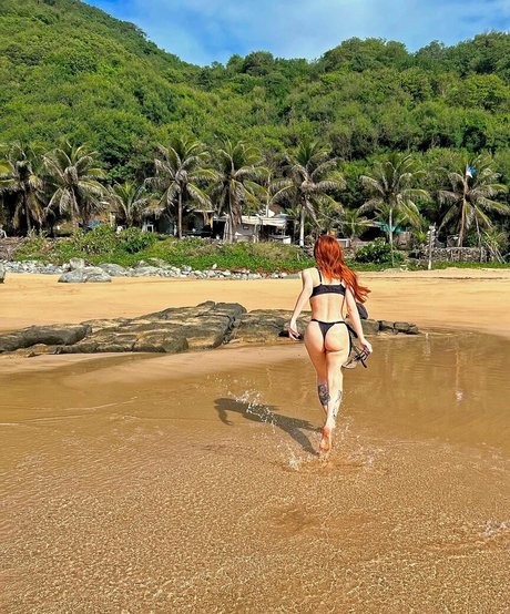 Gabriela Zambrozuski naked model gallery