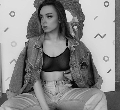 Elsa Jay star best galleries