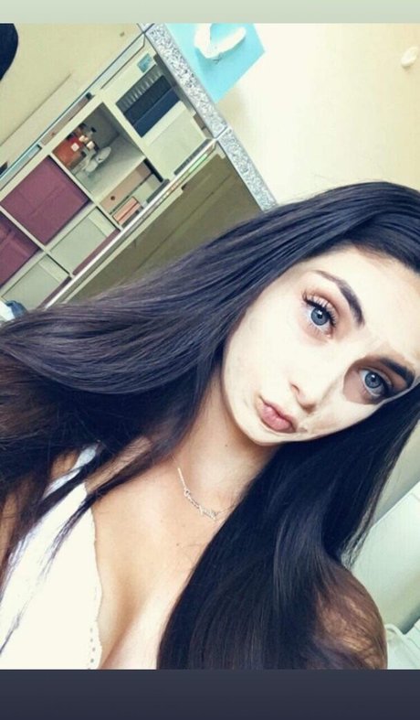 Mayroon Kawash star pornographic images