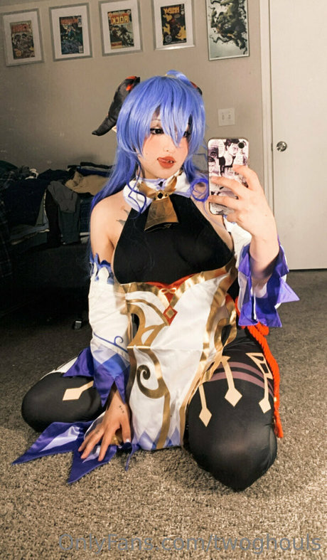 twoghouls pretty model picture