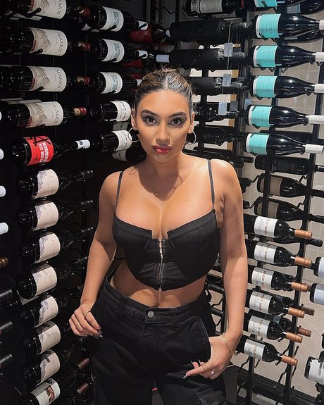 simmykk model exclusive img