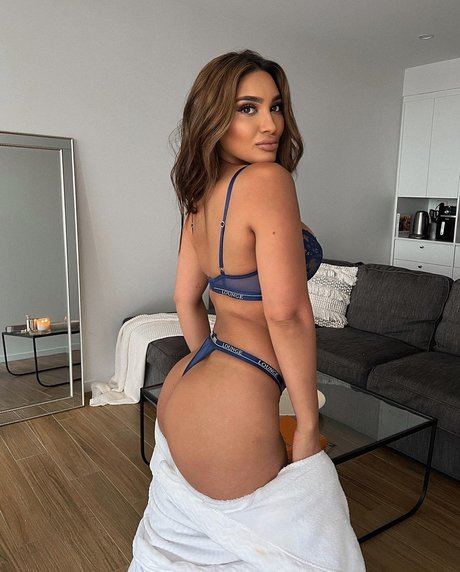 simmykk nude star img