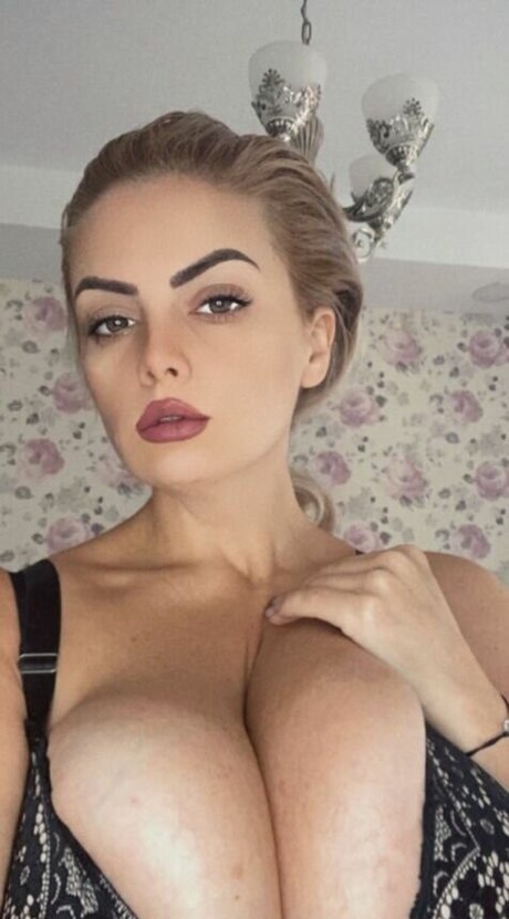 Arianna Sinn star nude picture