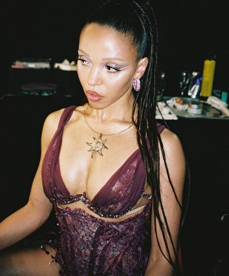 FKA Twigs star naked picture