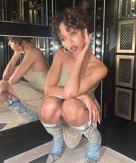 FKA Twigs model nude pic
