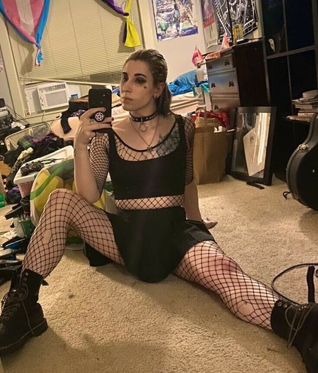 Devi Dionne model high quality pics