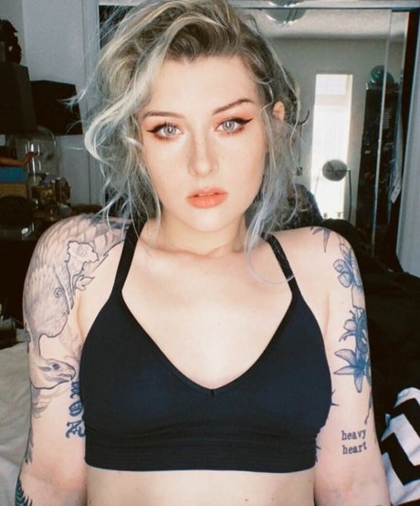 Mothica exclusive model image