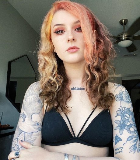 Mothica erotic pornstar img