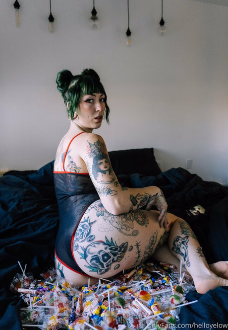 helloyelow model sexy pics