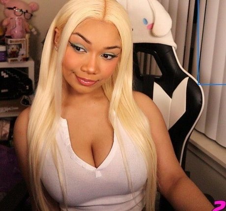 mariiiisel model adult picture