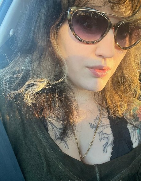 titsfortatt sexy model pic