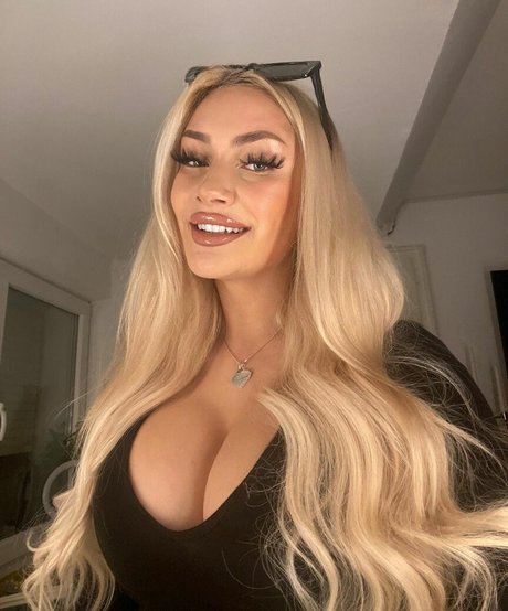 lu isaa model top photo