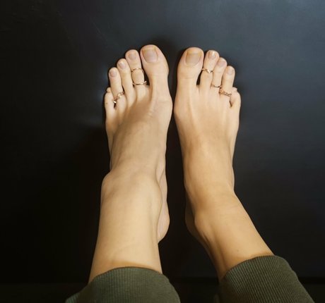 torislegs erotic actress pics