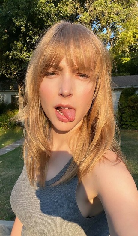 Stevie Wynne Levine hot actress gallery