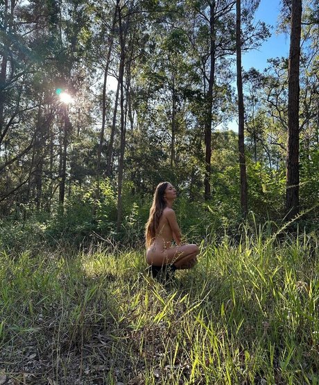 Ryflyz naked model photo