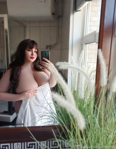 annabernadi model naked pic