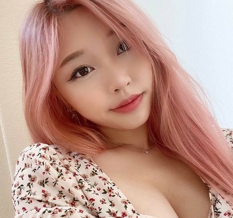 Canahry hot star image