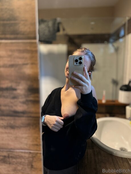 Bubblebitchh nude model gallery