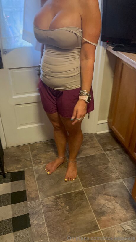 Moxiepowers nude model pics