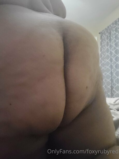 Foxyrubyred naked actress pic