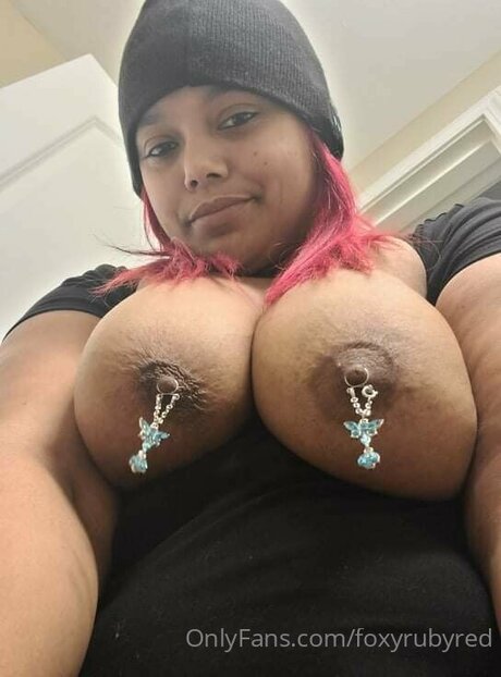 Foxyrubyred model nude img