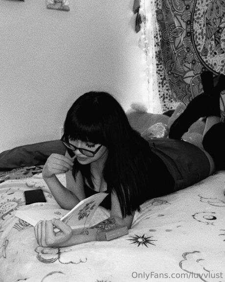 Januarymarii sexy model img