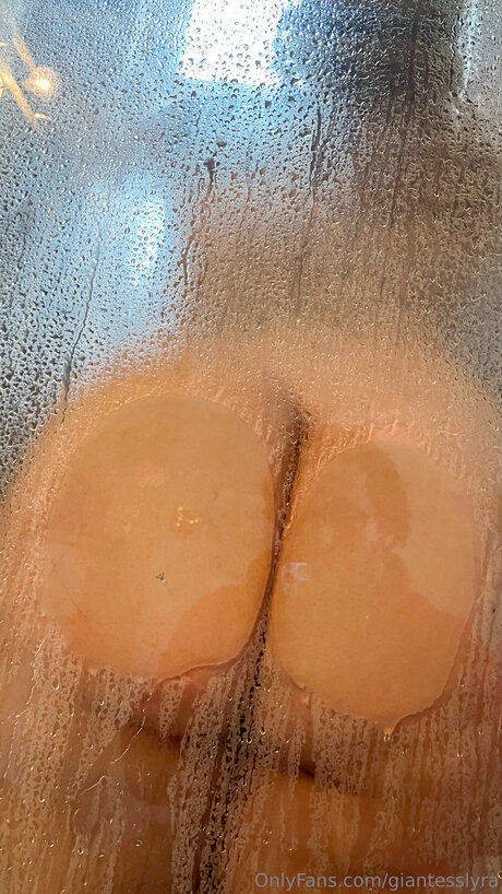 Giantesslyra free model images