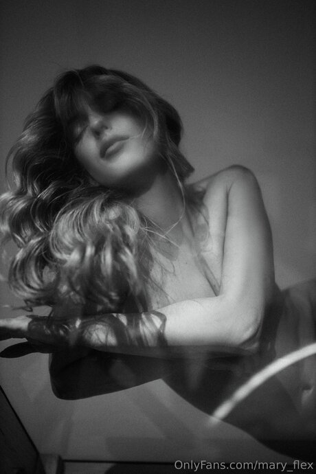 Mary Flex pornographic model img