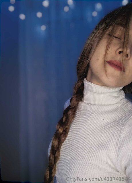 U411741544 adult model photo