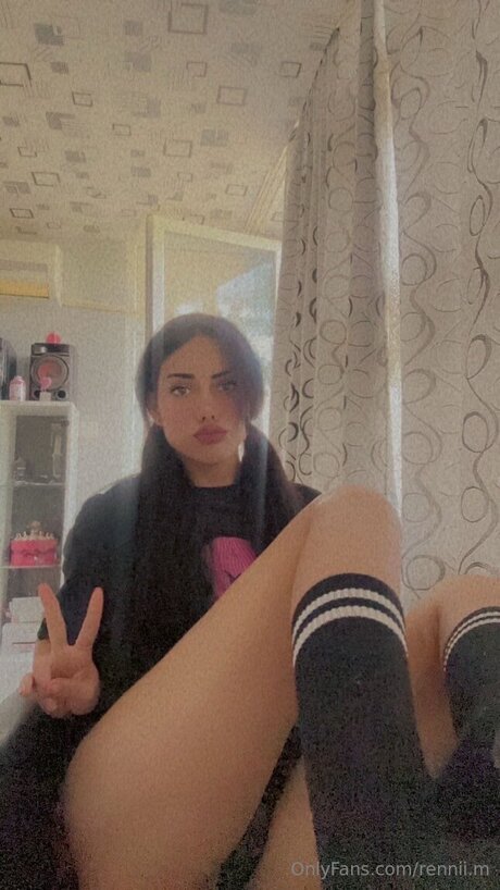 Rennii M top model photo