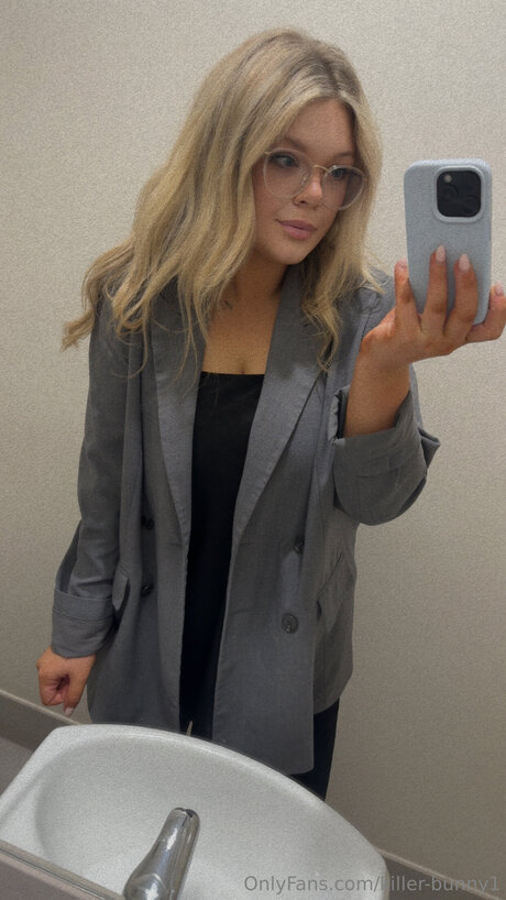 Goldensins sexy pornstar image