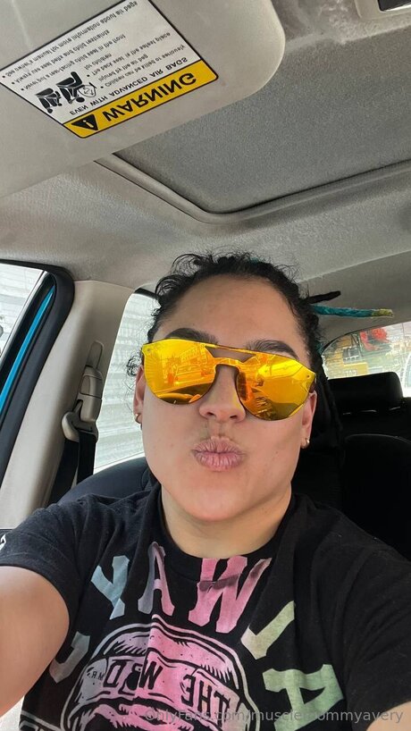 Queenmuscleavery pornstar naked img