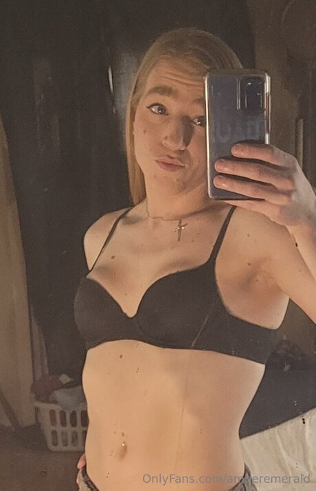 Amberemerald erotic model photo