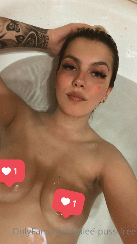 Valentinagoleafree adult model pic