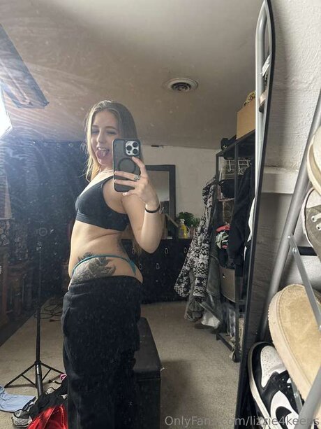 Lizzie4keeps naked pornstar picture