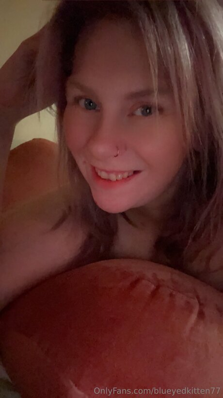 Blueyedkitten77 star naked galleries
