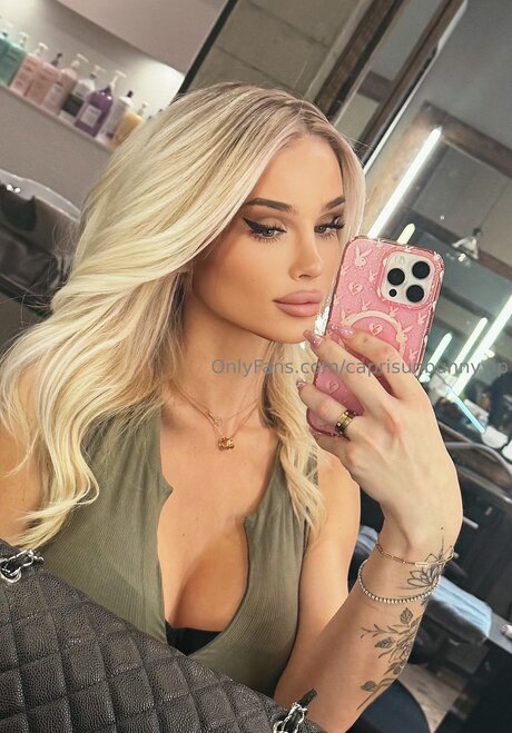 Caprisunbunnyvip pornstar hd pic