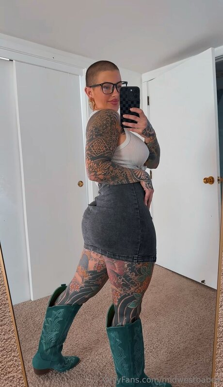 Midwestbabex erotic model pic