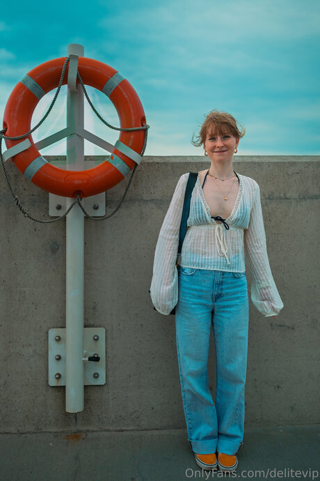 Delitevip model nude pic